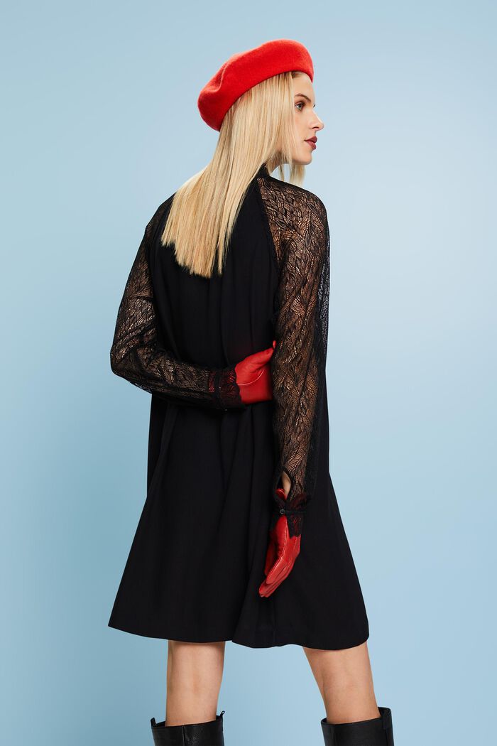 Minikleid mit Spitzenbesatz