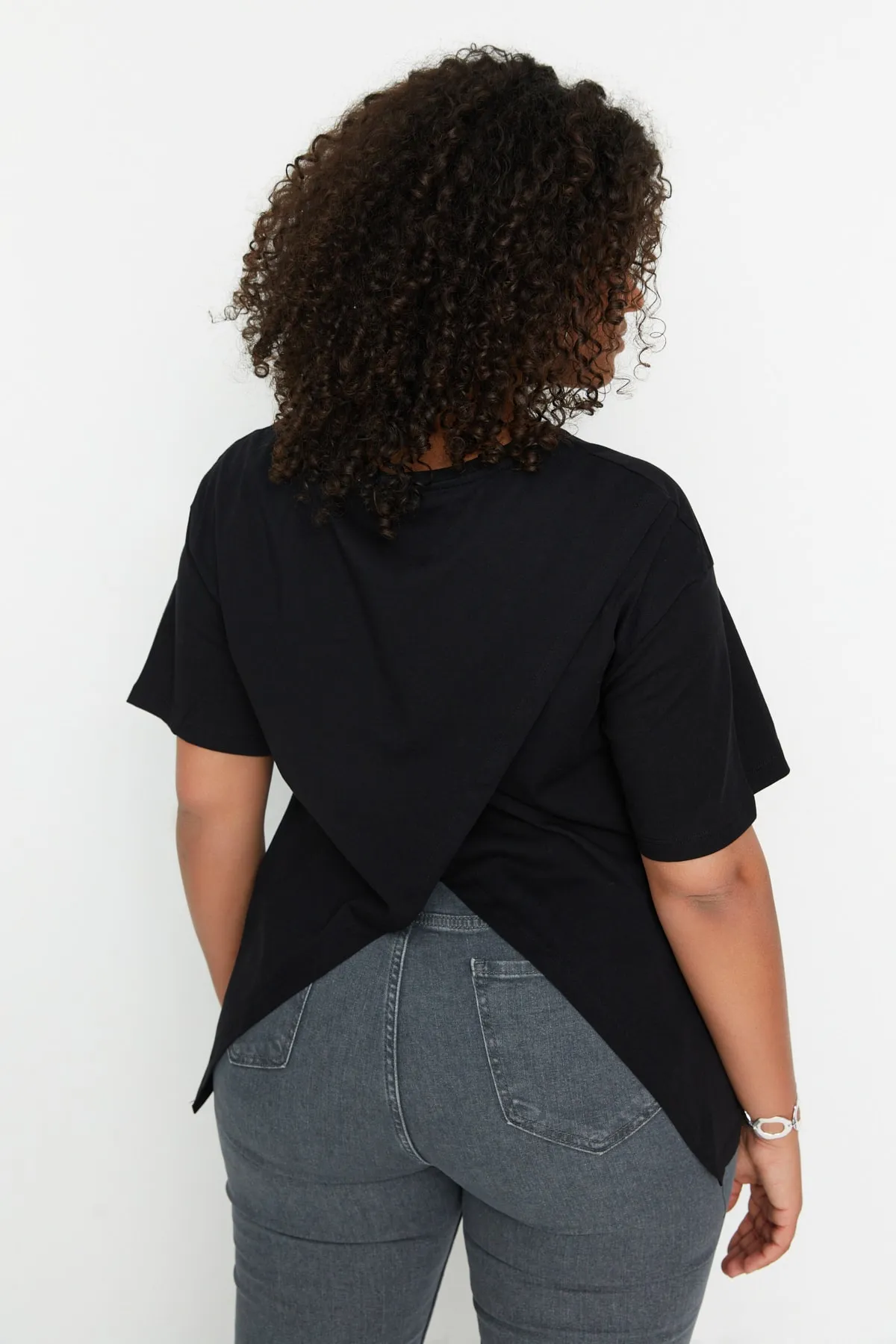 Trendyol Curve  Schwarzes, detailliertes Strick-T-Shirt auf der Rückseite TBSSS22TS0561