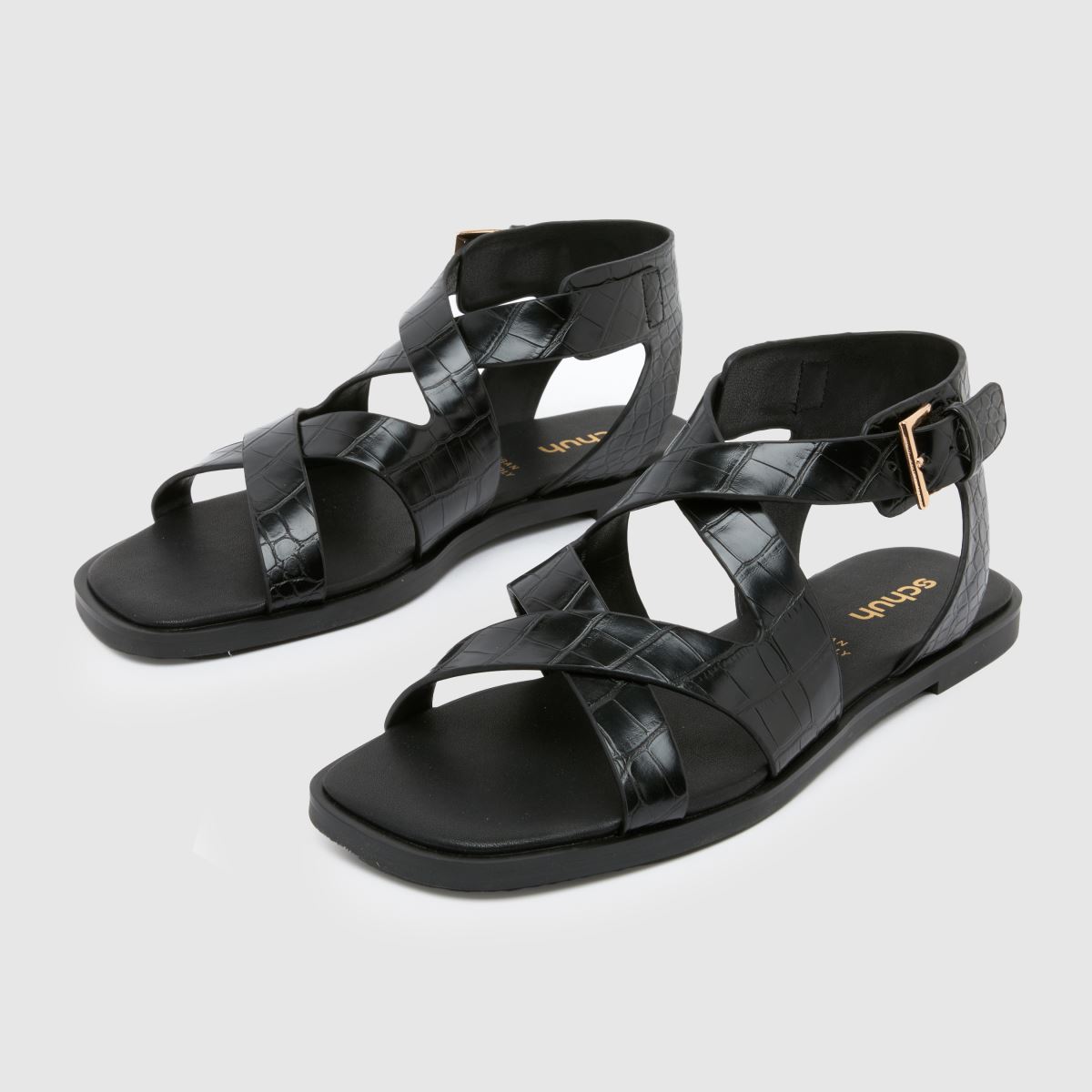 Schuh Tide – Svarta, platta sandaler med krokodilmönster
