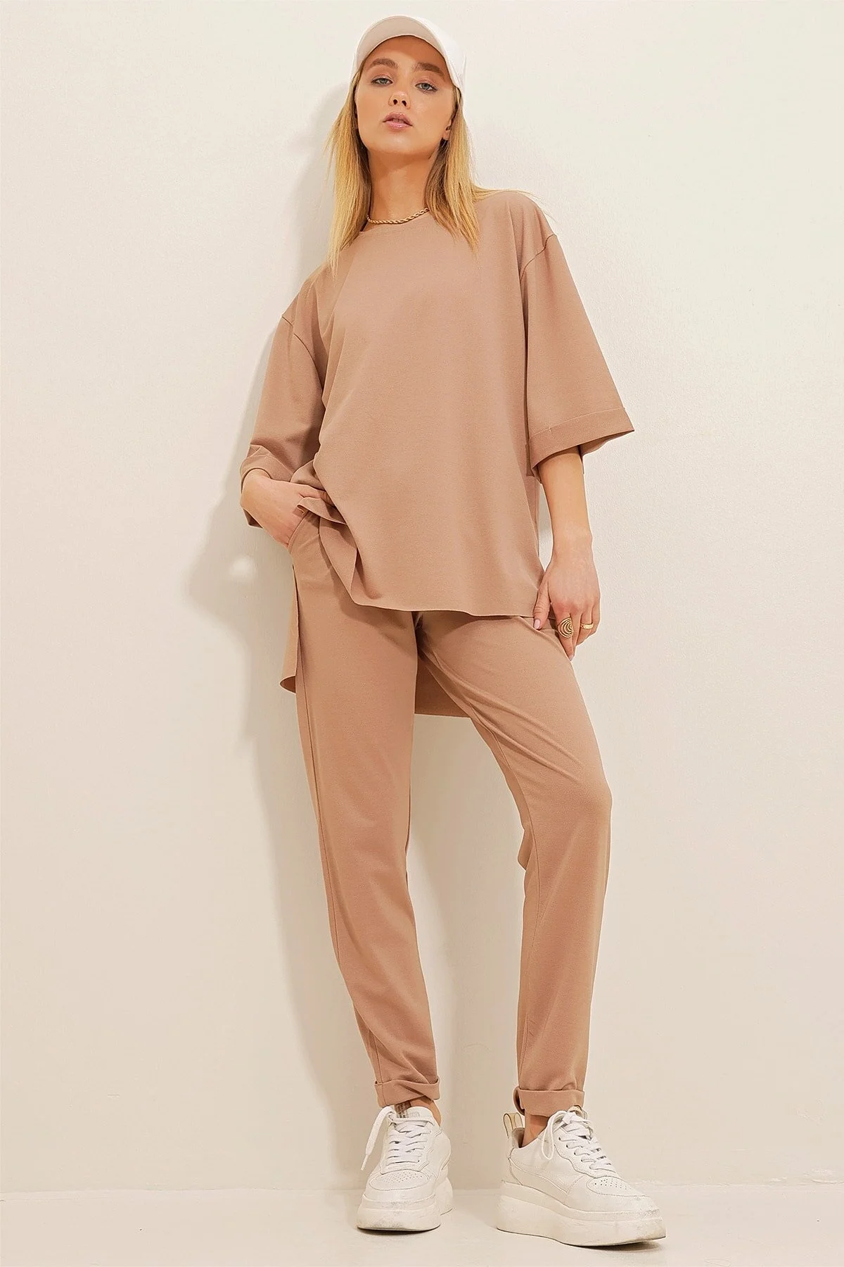 Trend Alaçatı Stili  Dunkelbeiges Damen-T-Shirt mit Rundhalsausschnitt, Seitenschlitz und Hose mit zwei Taschen, Krepp-Strick ALC-X10464