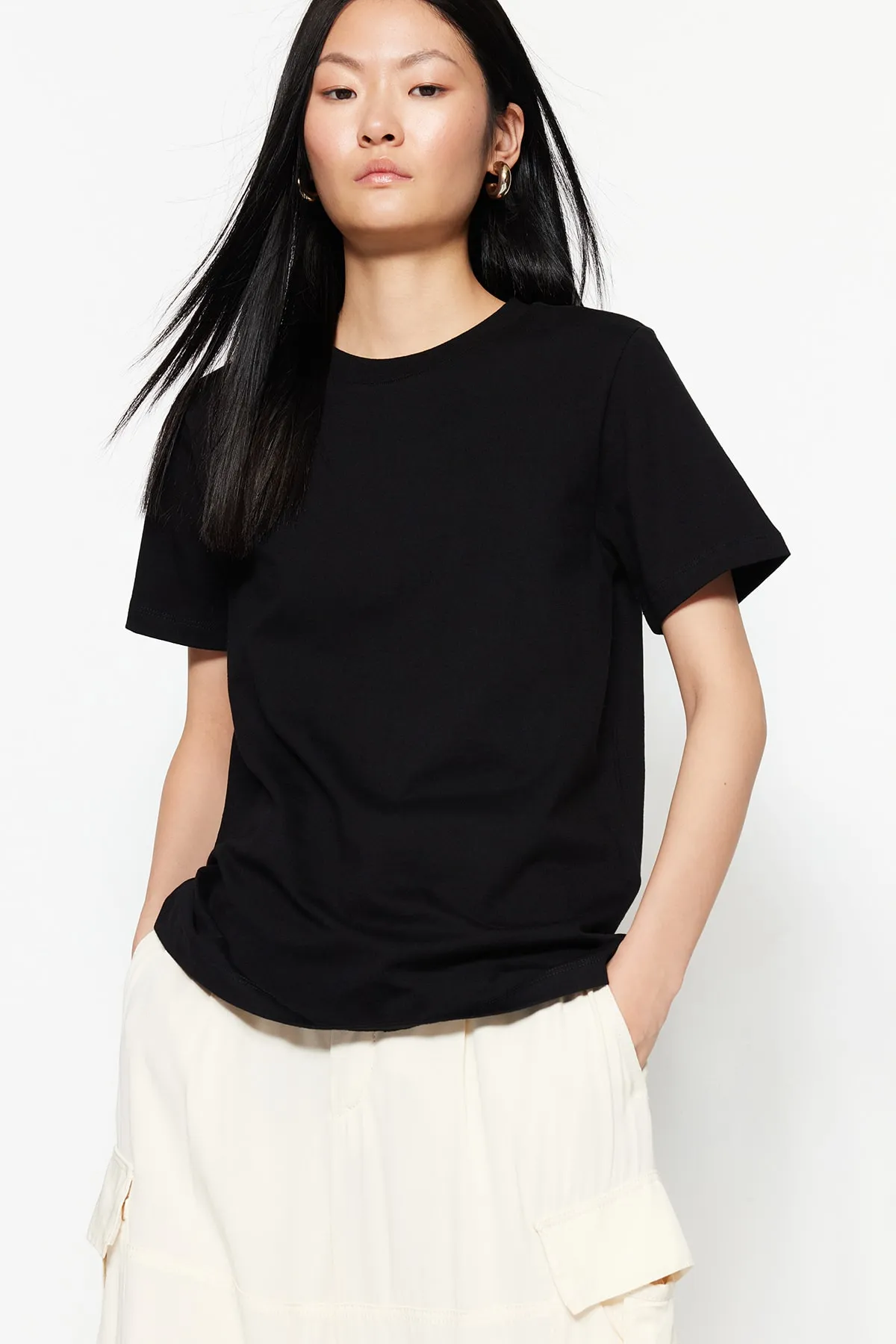 Trendyol Collection  Schwarzes Premium-Basic-Strick-T-Shirt mit Rundhalsausschnitt aus 100 % Baumwolle TWOSS23TS00042