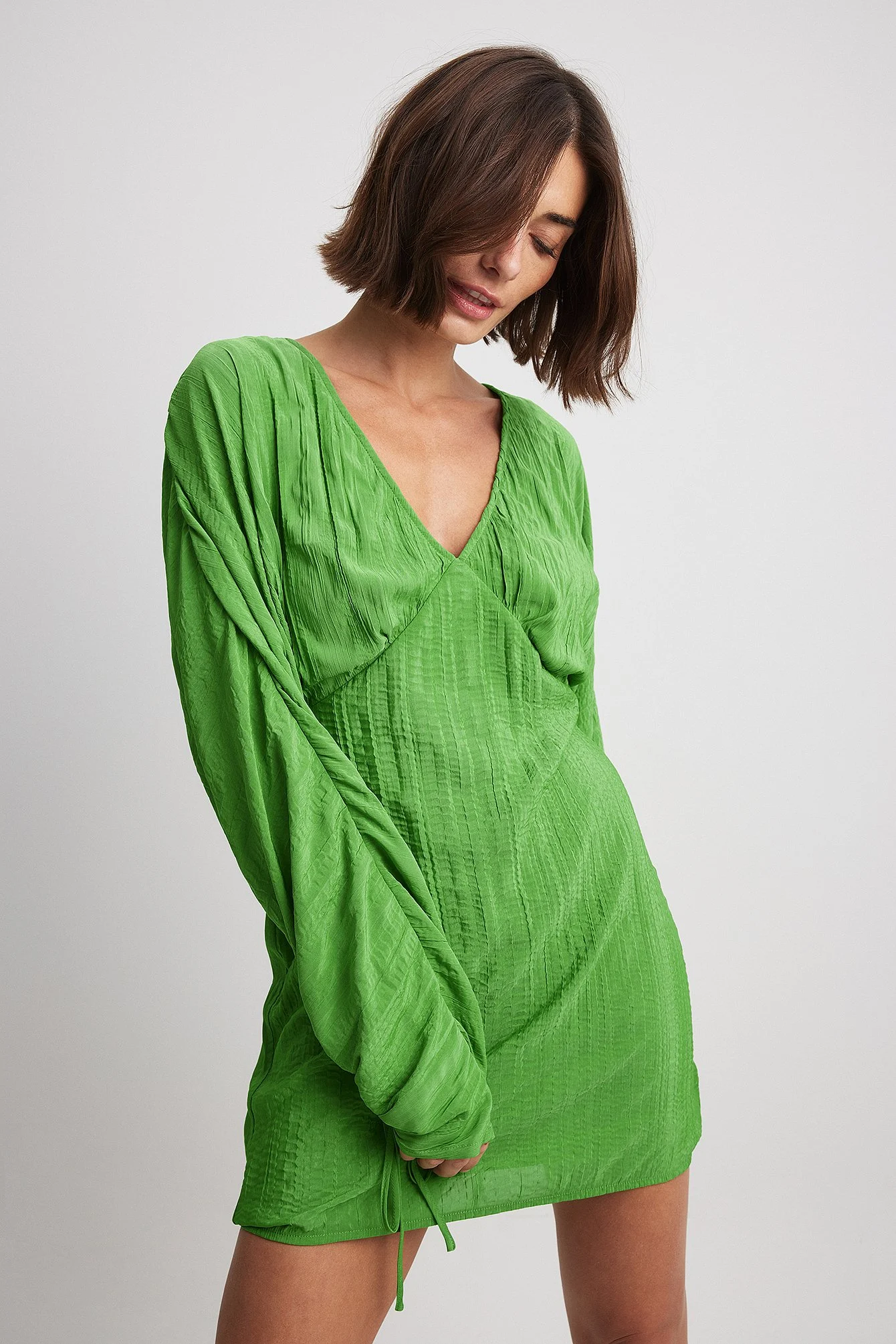 Geknittertes Minikleid mit Schnürung
