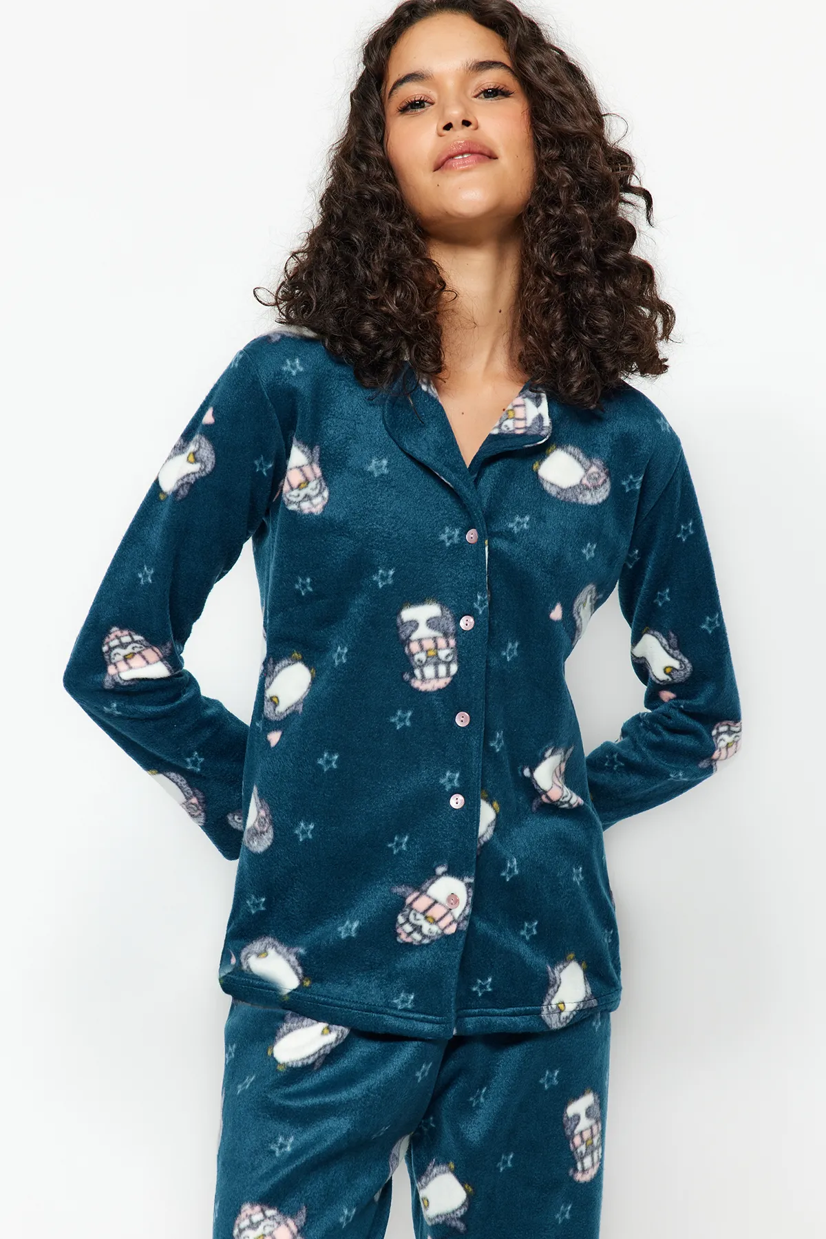Trendyol Collection  Petrolfarbenes Pyjama-Set aus Strick mit Pinguin-Muster THMAW22PT0356