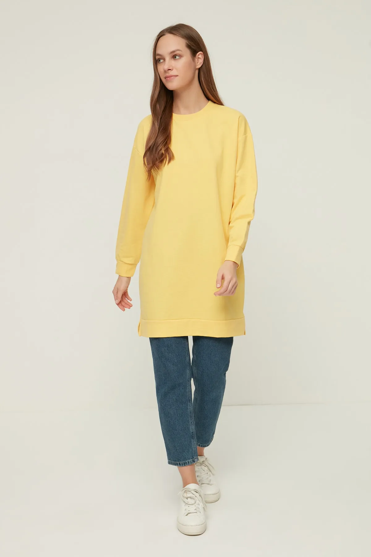 Trendyol Modest  Gelbes Basic-Strick-Sweatshirt mit Rundhalsausschnitt und Schlitz und detailliertem Ausschnitt TCTAW22TW0138