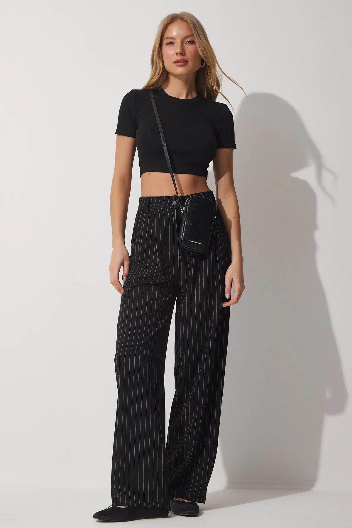 Happiness İstanbul  Schwarze, dünn gestreifte Darts-Hose mit weitem Bein für Damen HF00416