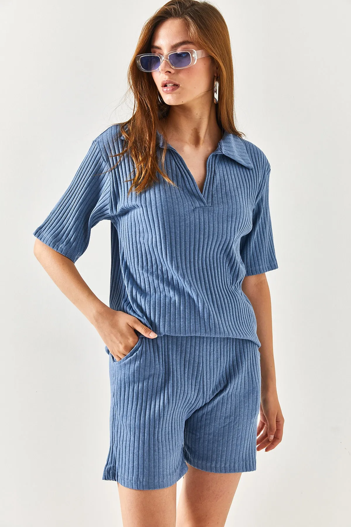 Olalook  Blaues Damen-Set mit Polokragen, Oberteil und Tasche sowie gerippten Shorts TKM-19000197