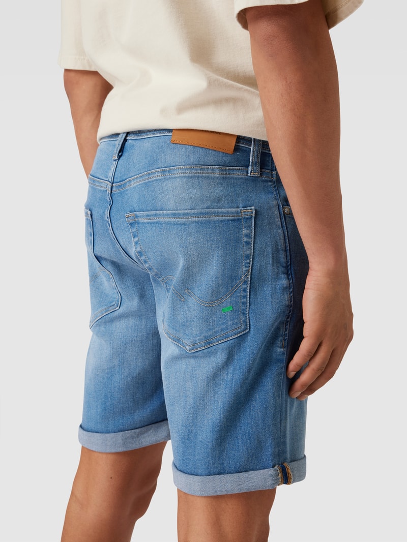 Jeansshorts mit Label-Patch Modell 'RICK' in jeans