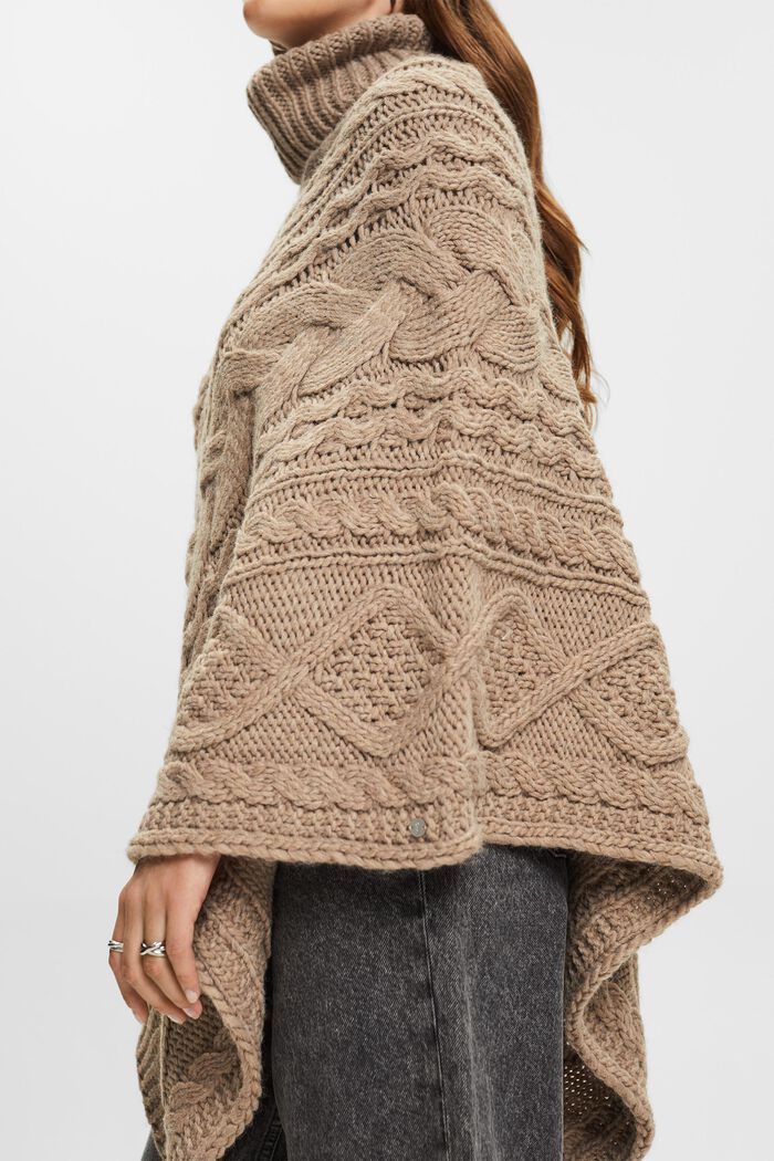 Poncho mit Rollkragen und Zipfelsaum