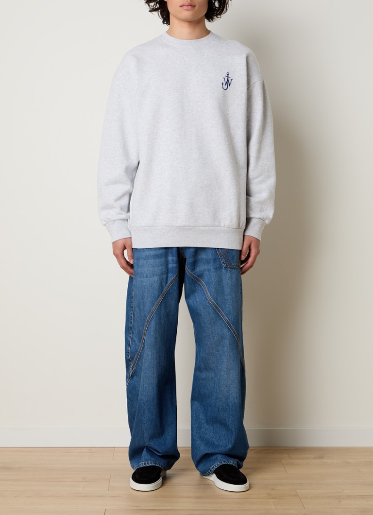 Pulover JW Anderson din bumbac organic, cu logo brodat și imprimat pe spate.