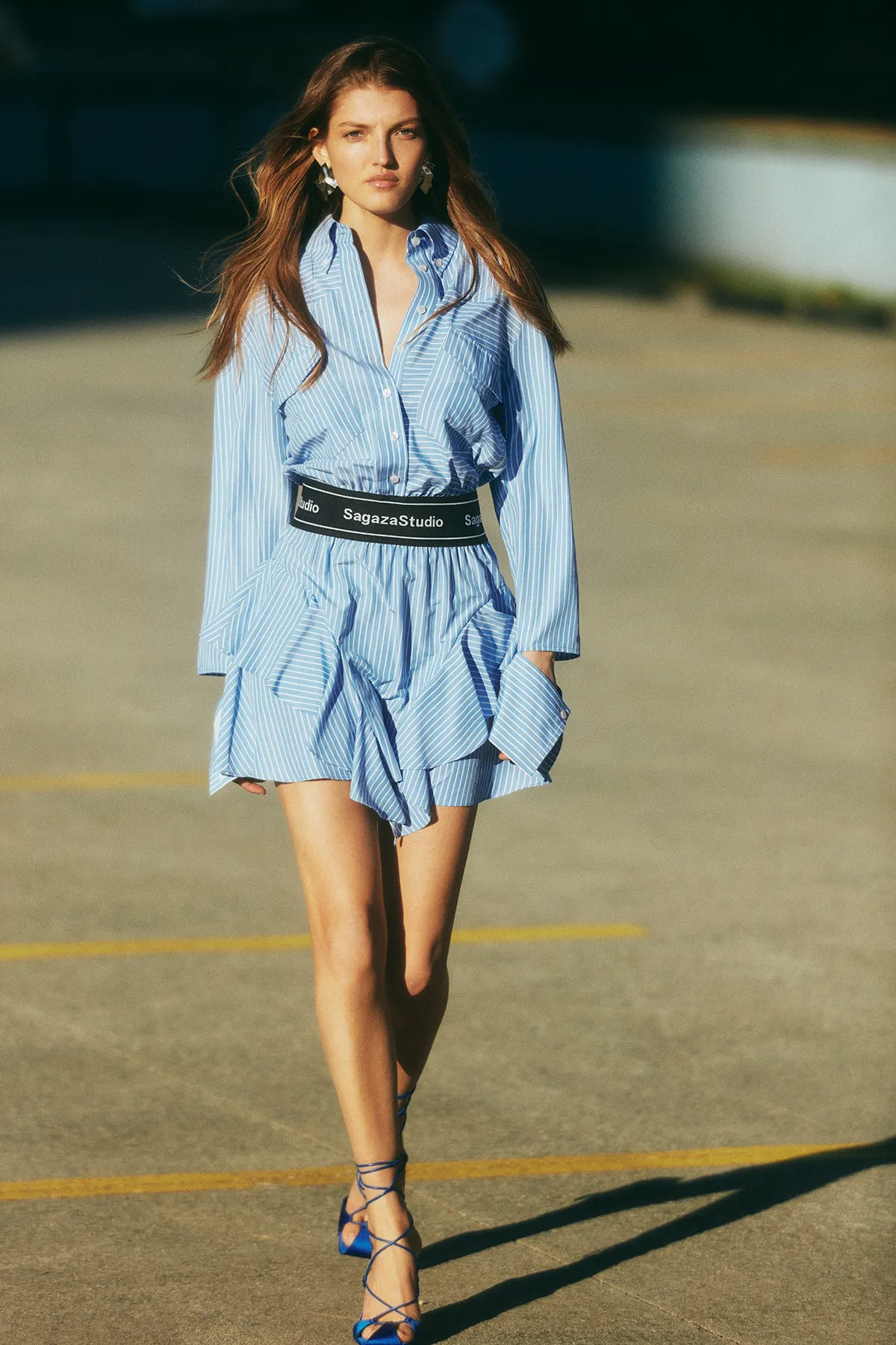 Trendyol Collection  X Sagaza Studio Blue Shirt Detailliertes, elegantes Abendkleid TPRSS22EL00096