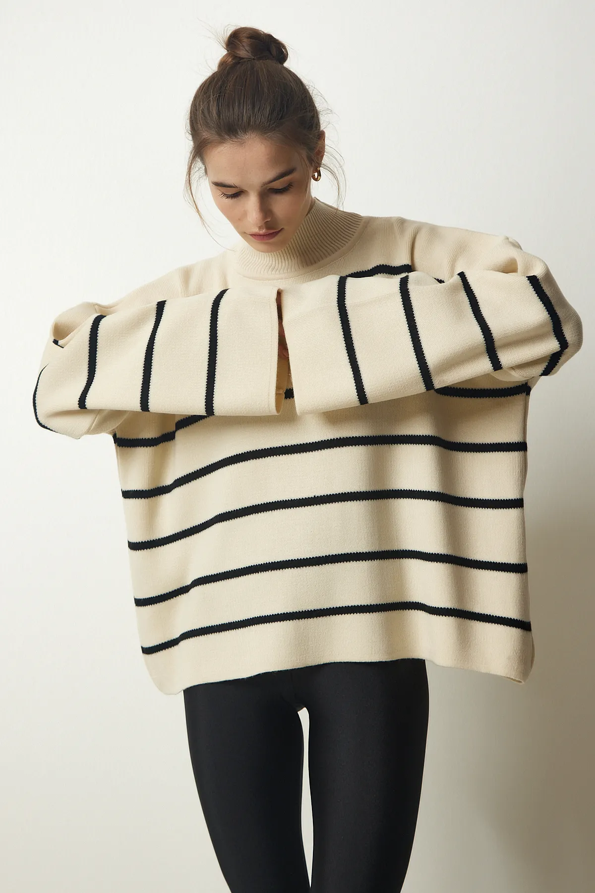 Happiness İstanbul  Cremefarbener, gestreifter Oversize-Strickpullover mit Stehkragen für Damen NF00076