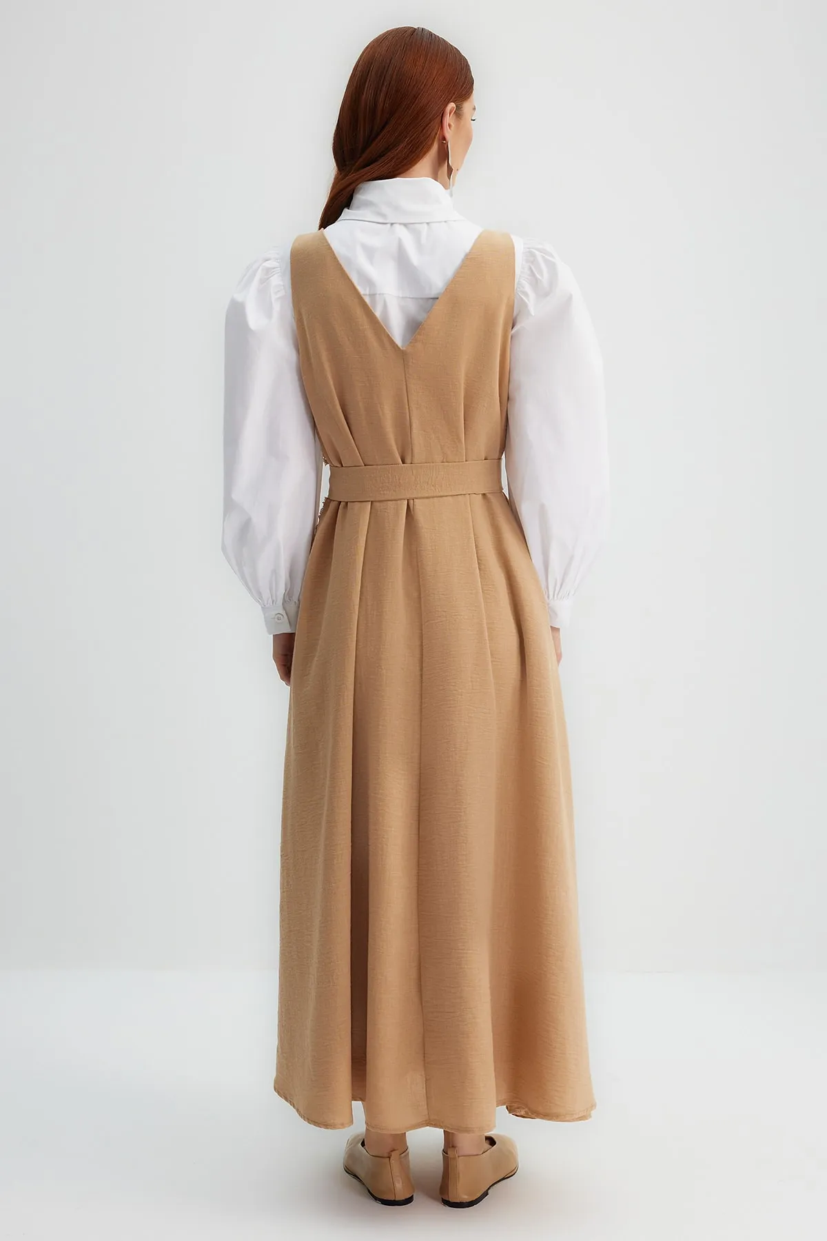 Trendyol Modest  X Kevser Sarıoglu Beiges gewebtes Gilet-Kleid mit Gürtel und Quastendetail TCLSS23EB00000