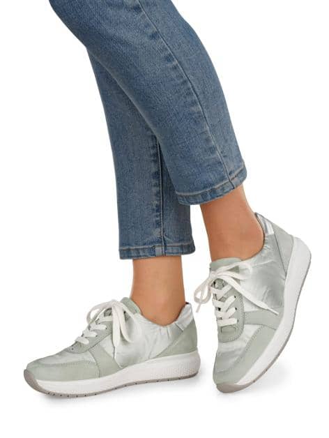Sportschuh mit Schaftrandpolsterung