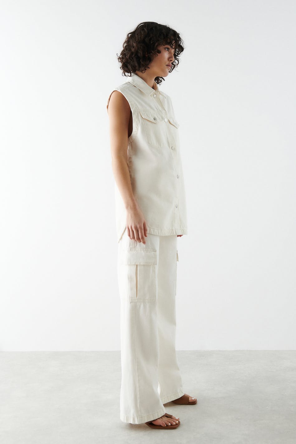Oversize sleeveless shirt