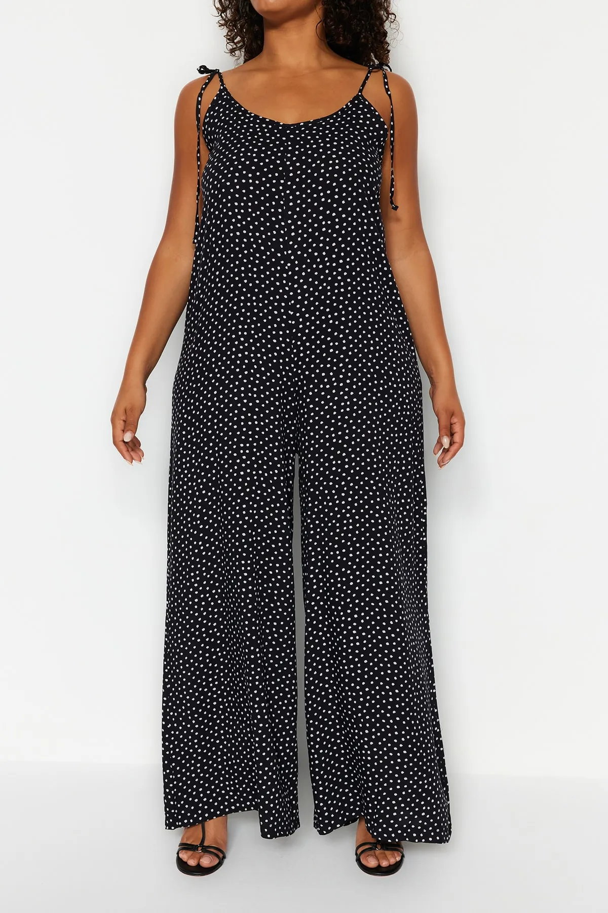 Trendyol Curve  Schwarzer, gewebter Overall mit Blumenmuster TBBSS23BG00002