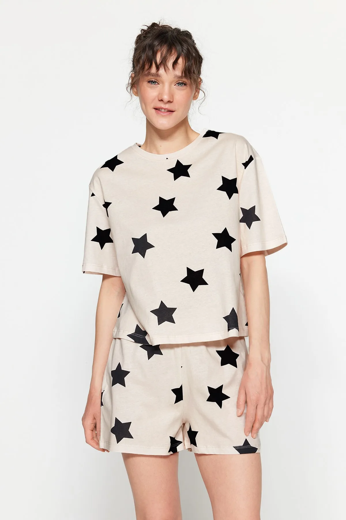 Trendyol Collection  Hellrosa Strick-Pyjama-Set mit T-Shirt und Shorts aus 100 % Baumwolle mit Sternmuster THMSS22PT0501