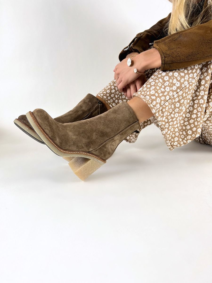 Julie Dee  IV 043 - Taupe