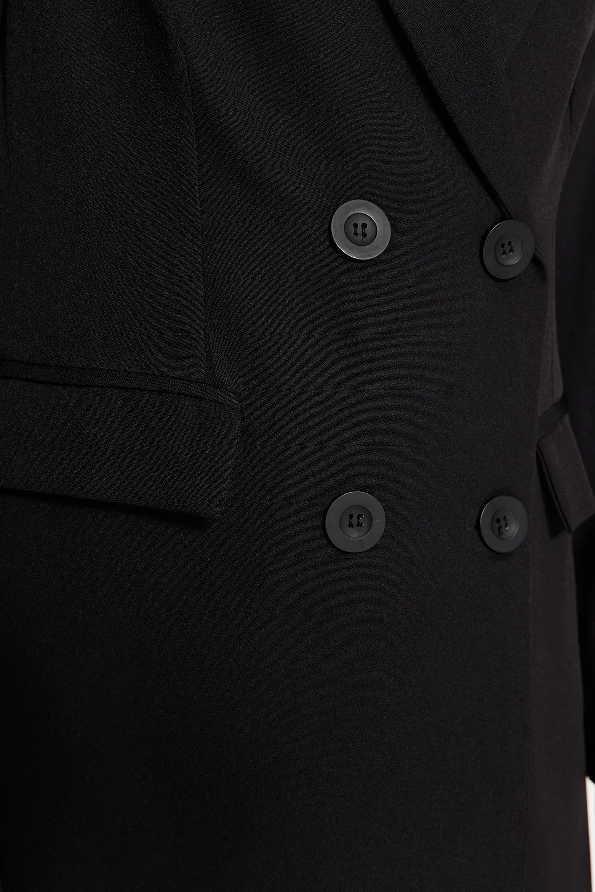 Trendyol Modest  Schwarzer Blazer aus Webstoff mit Doppelknöpfen und detailliertem Taschenfutter TCTSS22CE0250