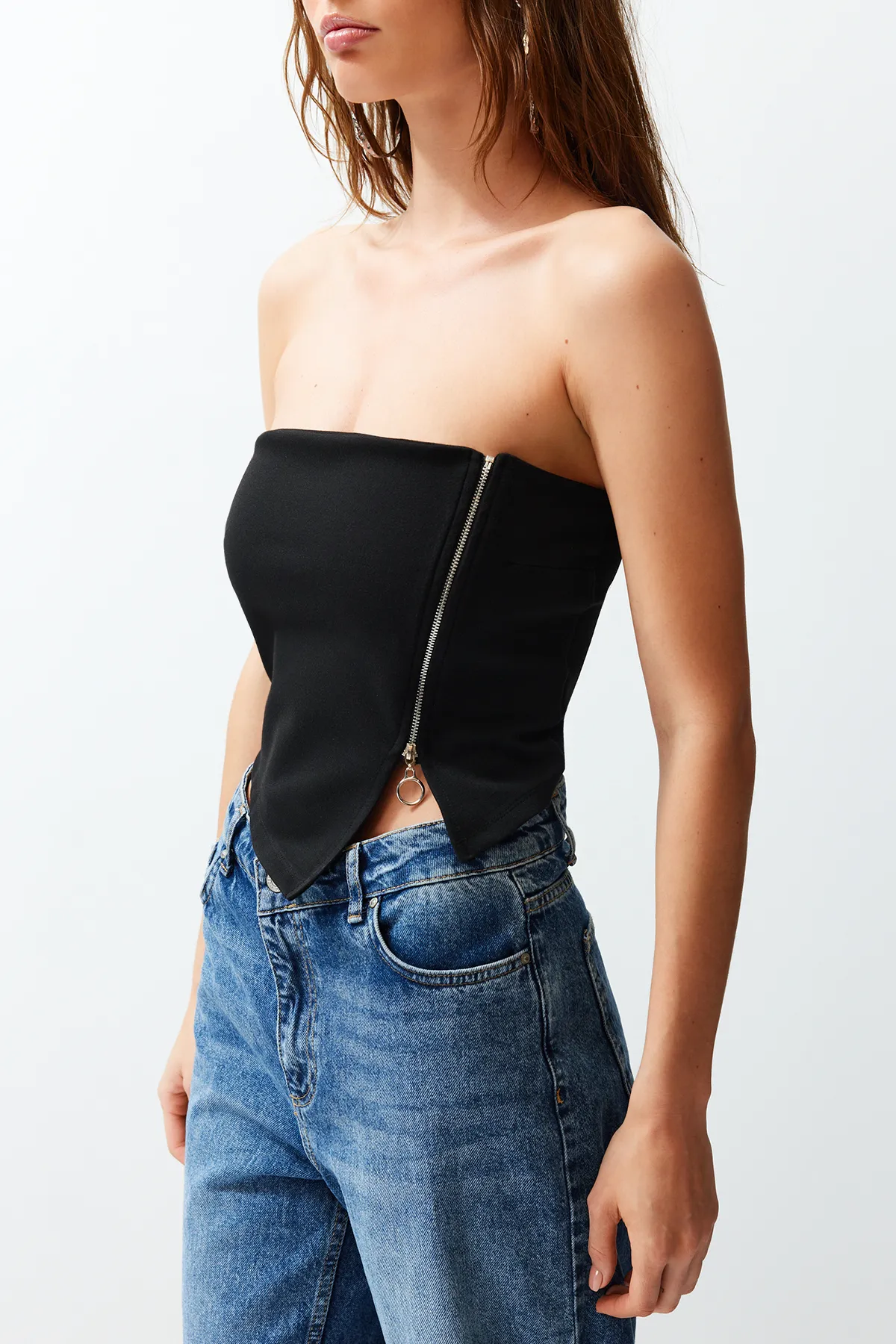 Trendyol Collection  Schwarze, asymmetrische, trägerlose, bauchfreie Strickbluse mit Reißverschluss TWOSS24BZ00071