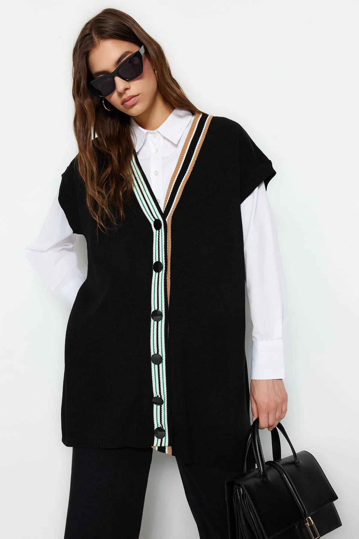 Trendyol Modest  Schwarzer Strickpullover mit Streifen und Kragen und detailliertem Ausschnitt TCTAW22UV0002