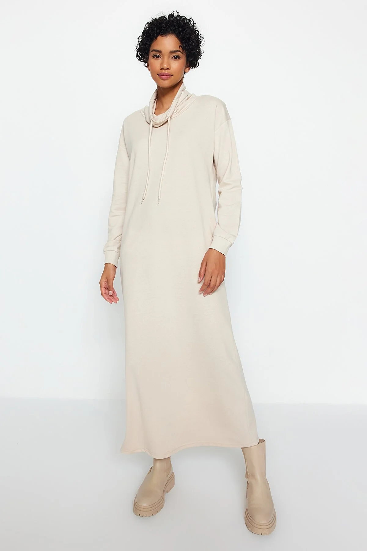 Trendyol Modest  Beiges Maxi-Strickkleid mit Degaje-Kragen und Spitzendetail TCTSS22EB0132