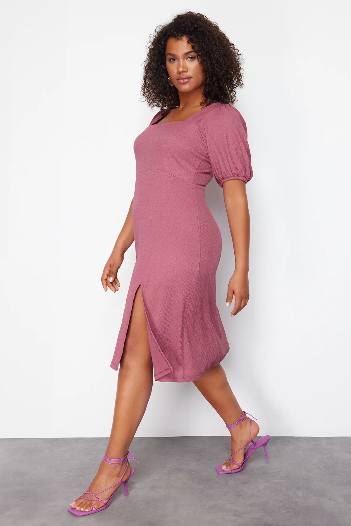 Trendyol Curve  Pflaumenfarbenes Strickkleid mit Schlitz TBBSS23AH00280