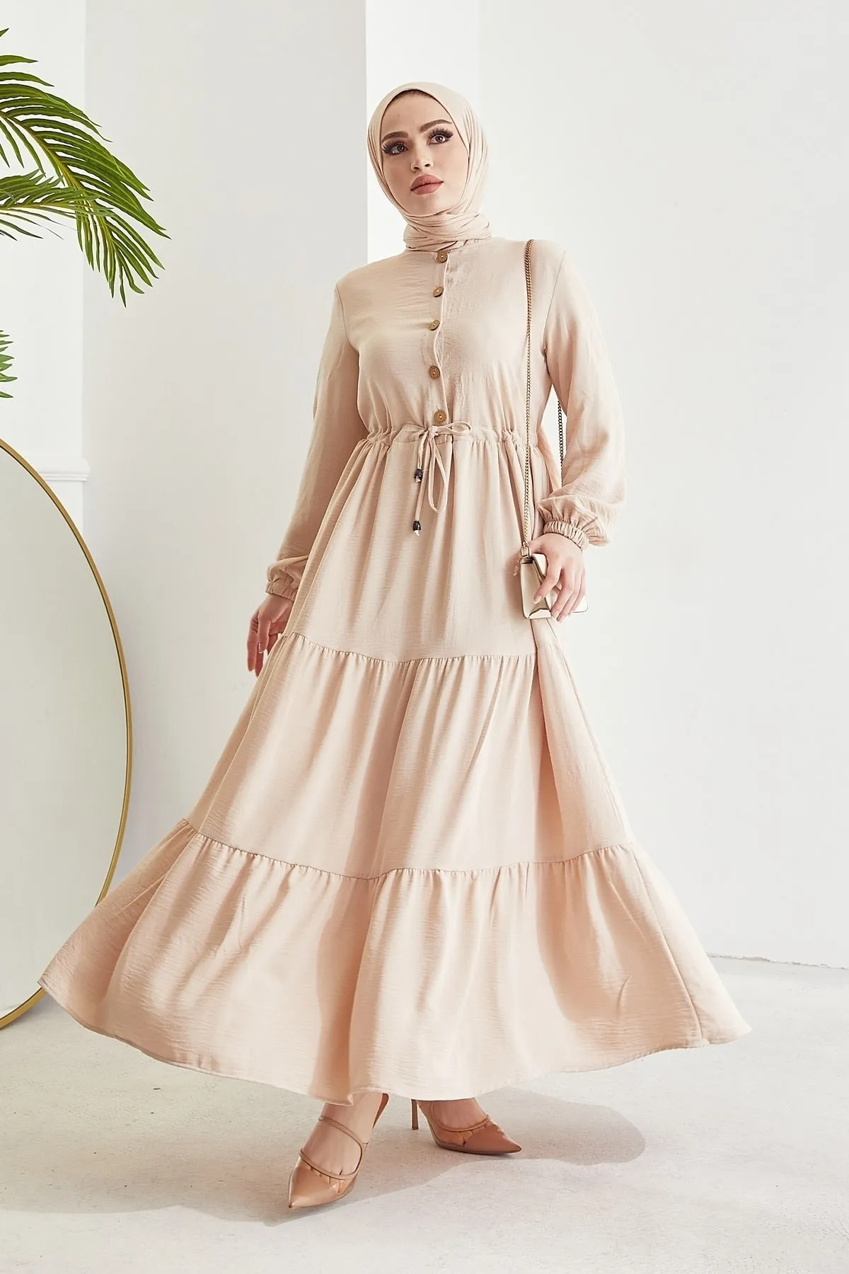 InStyle  Pamela Ayrobin Hijab-Kleid mit Knöpfen – Beige
