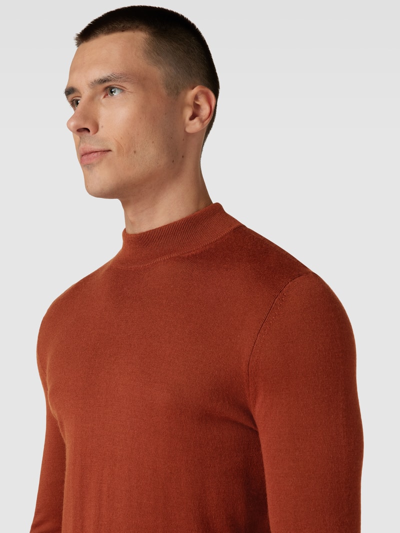Strickpullover mit Rollkragen in terrakotta
