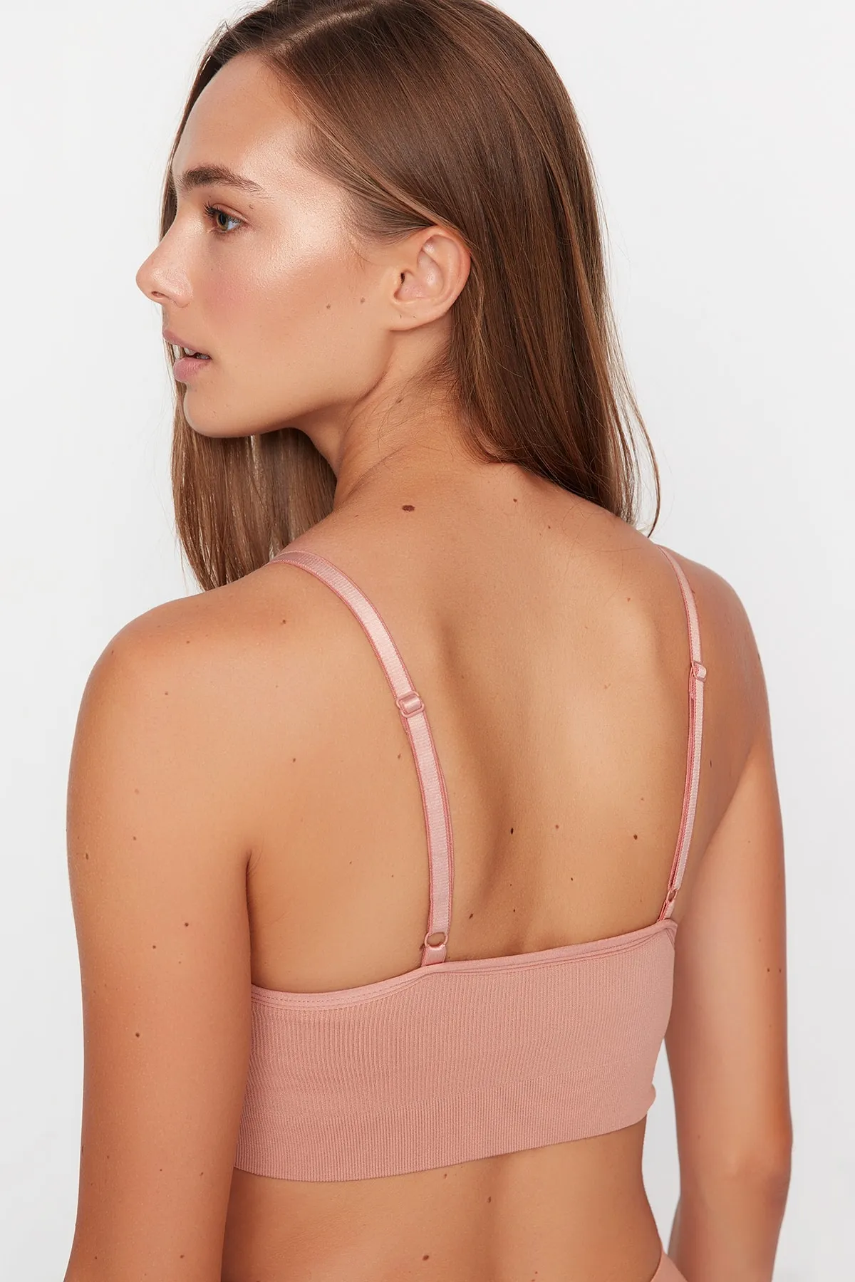 Trendyol Collection  Dunkle Haut Nahtlose/Nahtlose Strap bedeckt Bralette Strick-BH THMAW22SU0043