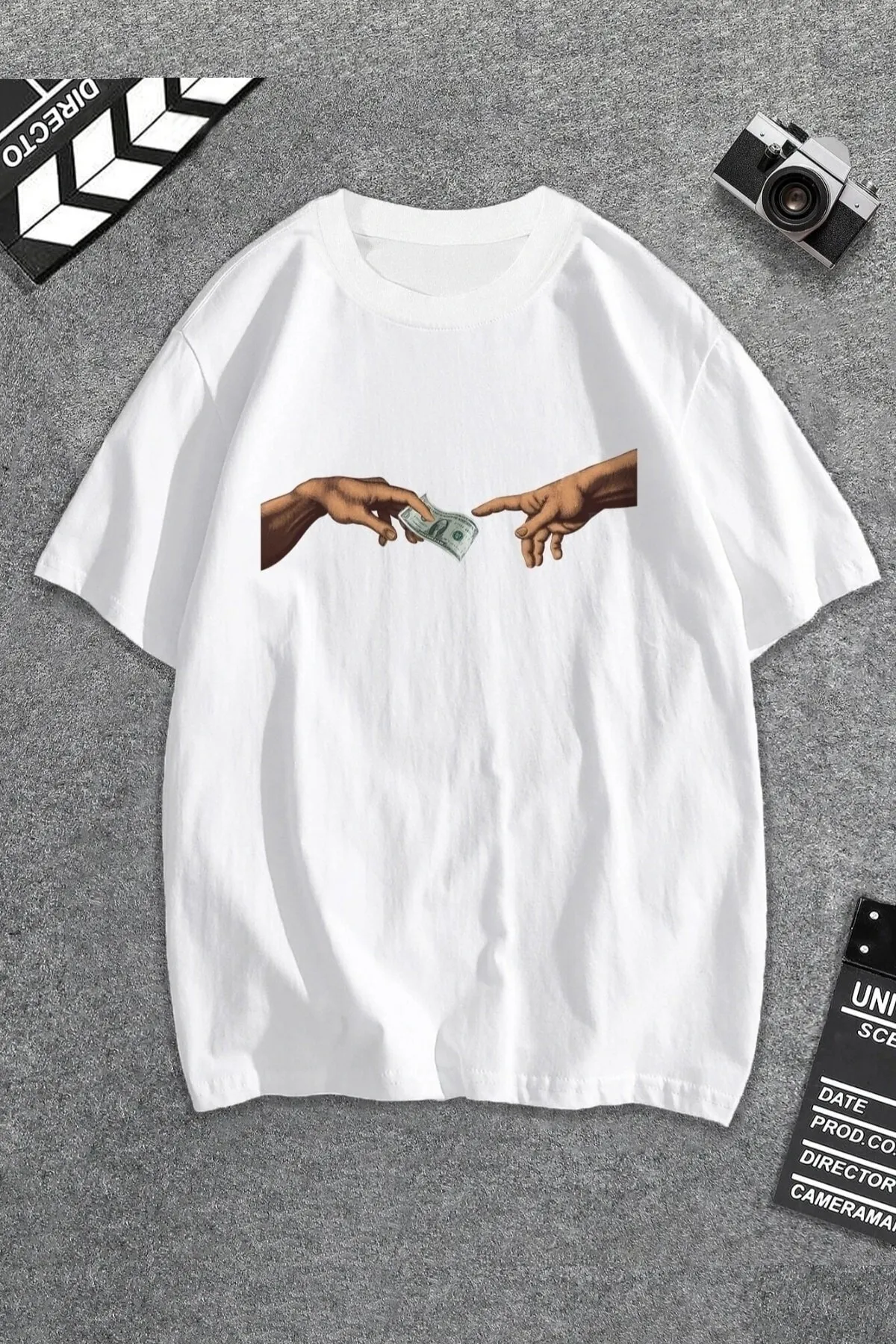 MODAGEN  Weißes Unisex-T-Shirt mit Aufdruck „Hand-Handed Dollars“ in Übergröße