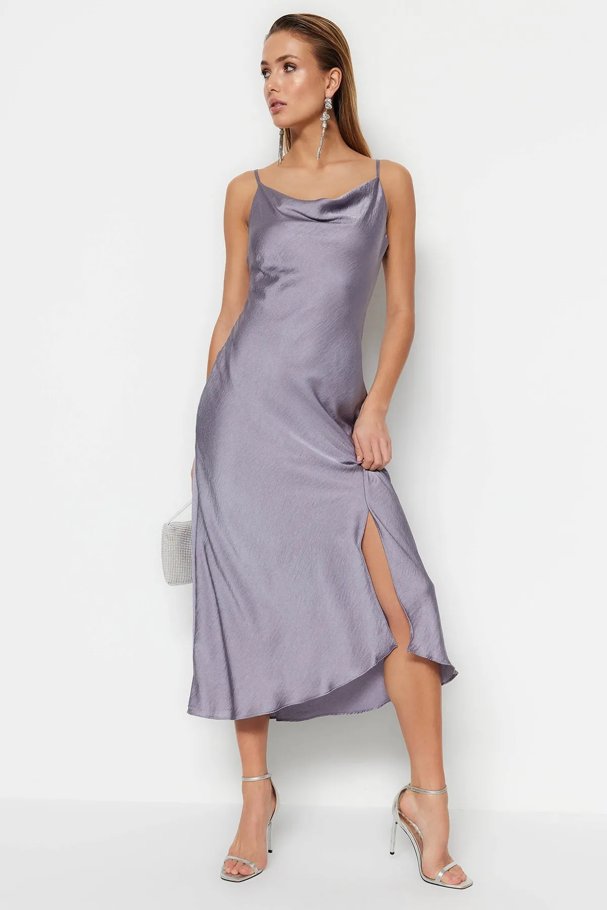 Trendyol Collection  Graues, gefüttertes Abendkleid aus gewebtem Satin TPRSS19BB0058