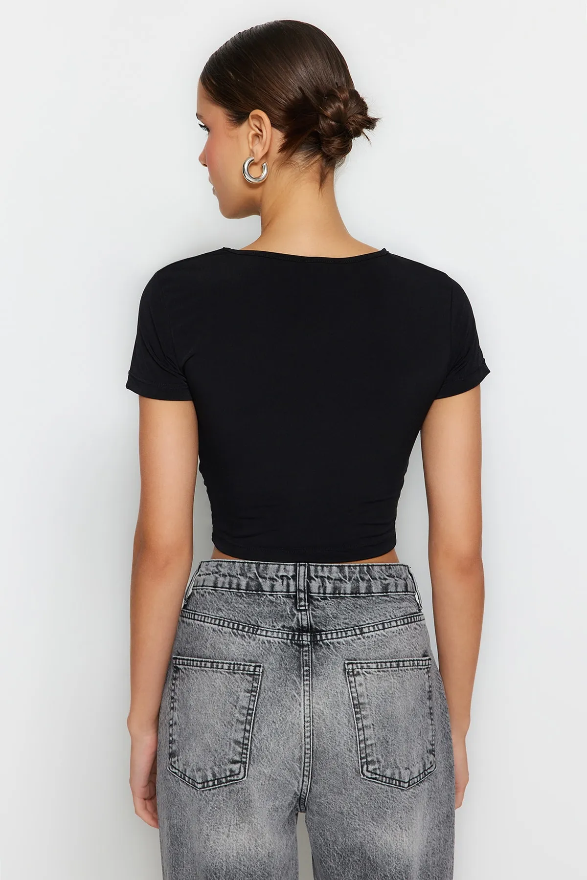 Trendyol Collection  Schwarze, dehnbare, dehnbare Strickbluse mit Rundhalsausschnitt und detailliertem Schnitt TWOSS23BZ00342