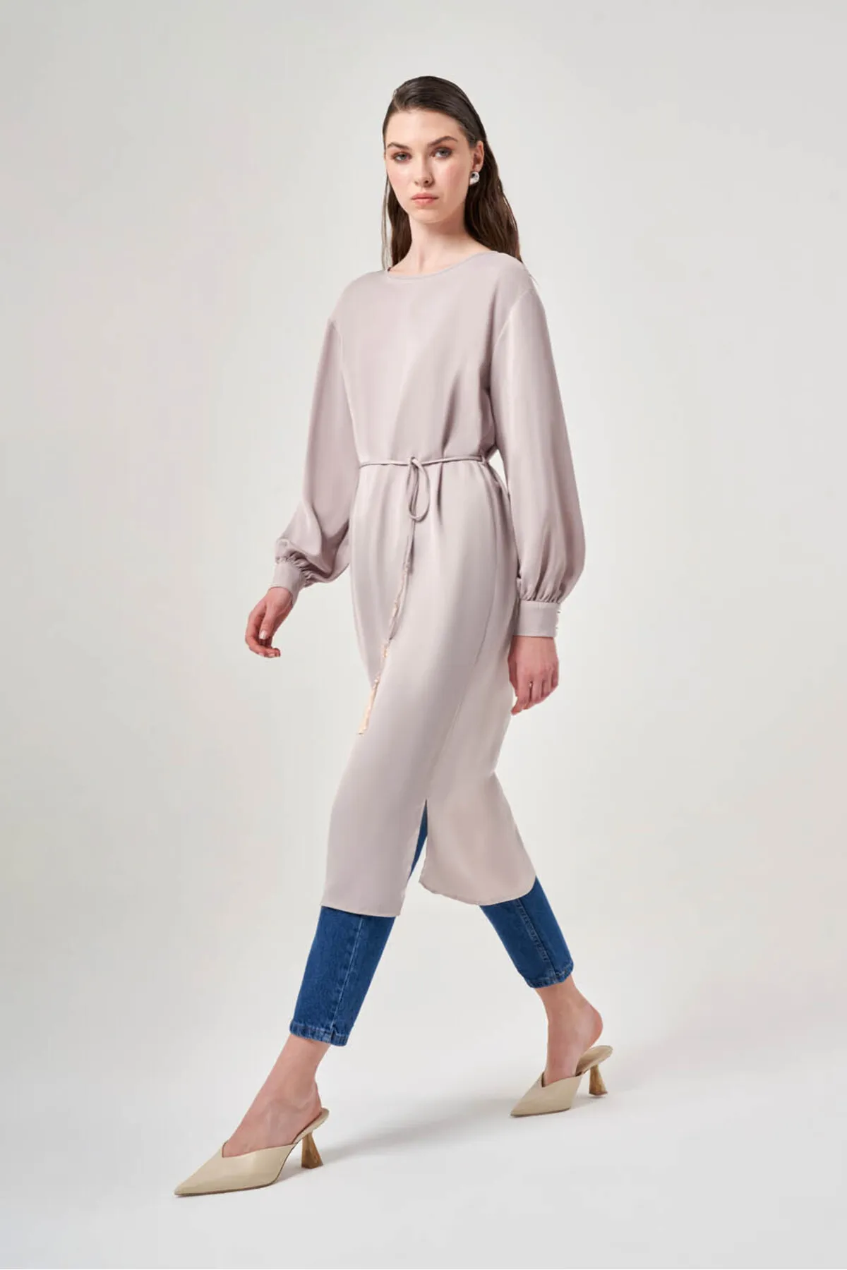 Mizalle  Satinbeige Tunika mit Spitzenbund