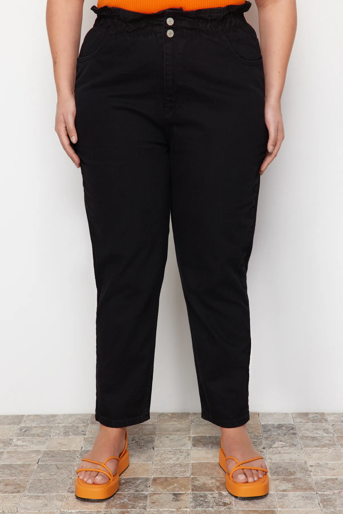 Trendyol Curve  Schwarze Mom-Jeans mit hoher Taille und elastischem Bund TBBAW23JE00002