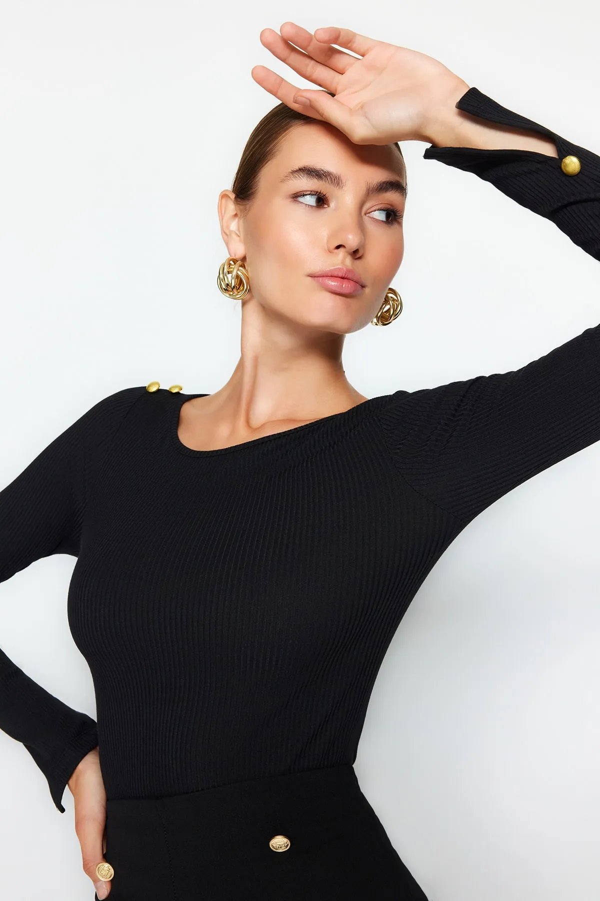 Trendyol Collection  Schwarze, gerippte, flexible, langärmlige Strickbluse mit Knopfdetail und U-Boot-Ausschnitt in normaler Passform TWOAW24BZ00052