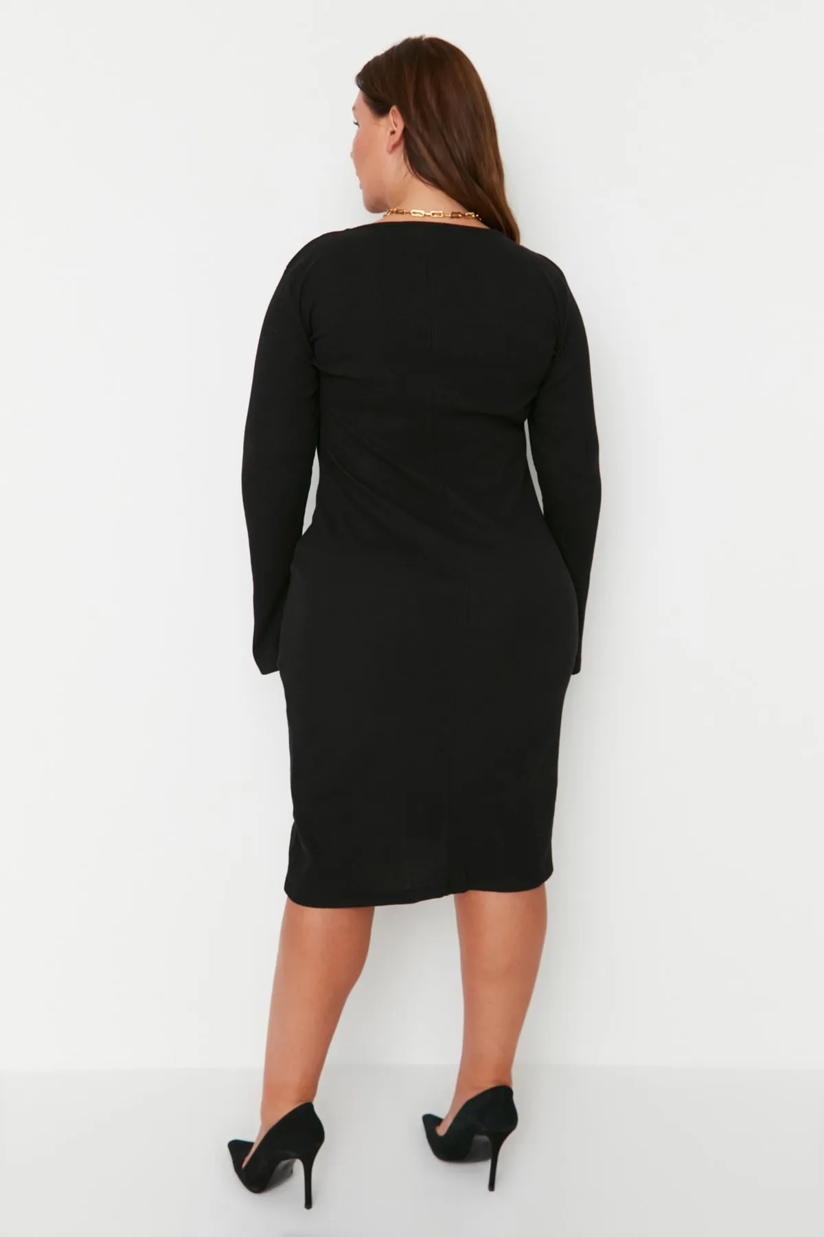 Trendyol Curve  Schwarzes, detailliertes Midi-Strickkleid mit Ausschnitten TBBAW23AH00064