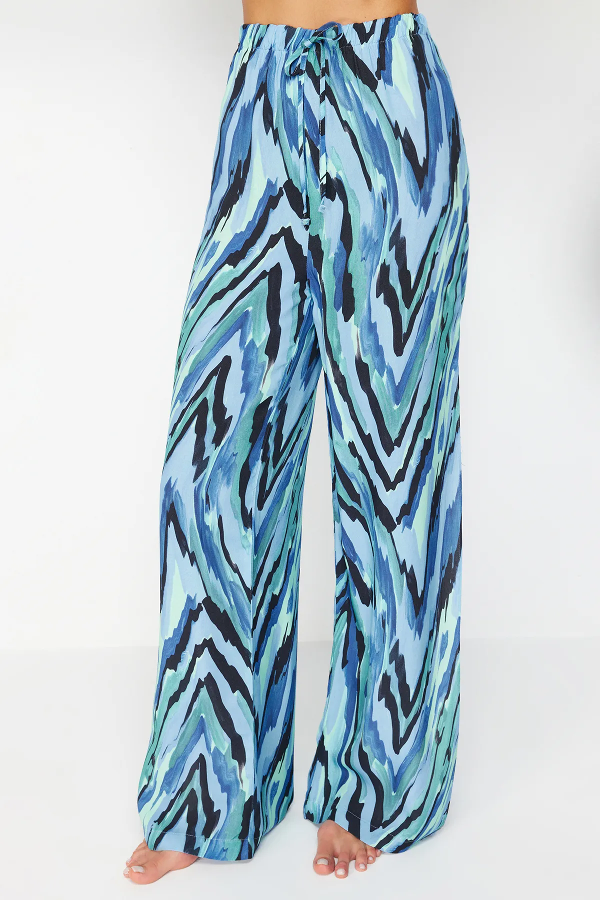 Trendyol Collection  Set aus gewebtem Hemd und Hose mit abstraktem Muster TBESS24AU00003