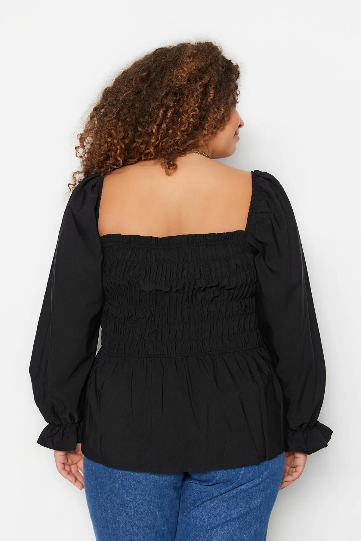 Trendyol Curve  Schwarze Gimped-Webbluse in Übergröße
