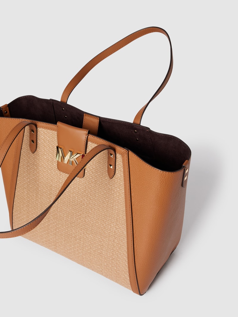 Shopper mit Label-Detail in metallic in beige