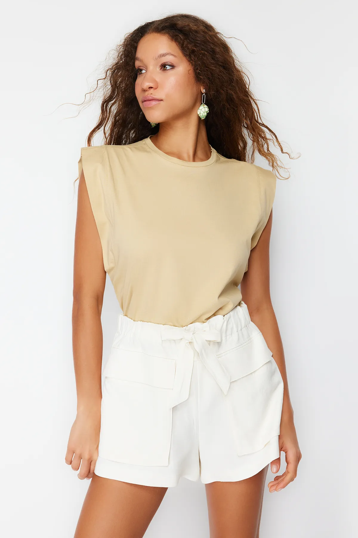 Trendyol Collection  Dunkelbeiges Basic-Strick-T-Shirt mit Rundhalsausschnitt aus 100 % Baumwollwatte TWOSS20TS0021