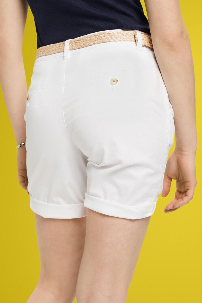 Shorts mit Raffia-Flechtgürtel