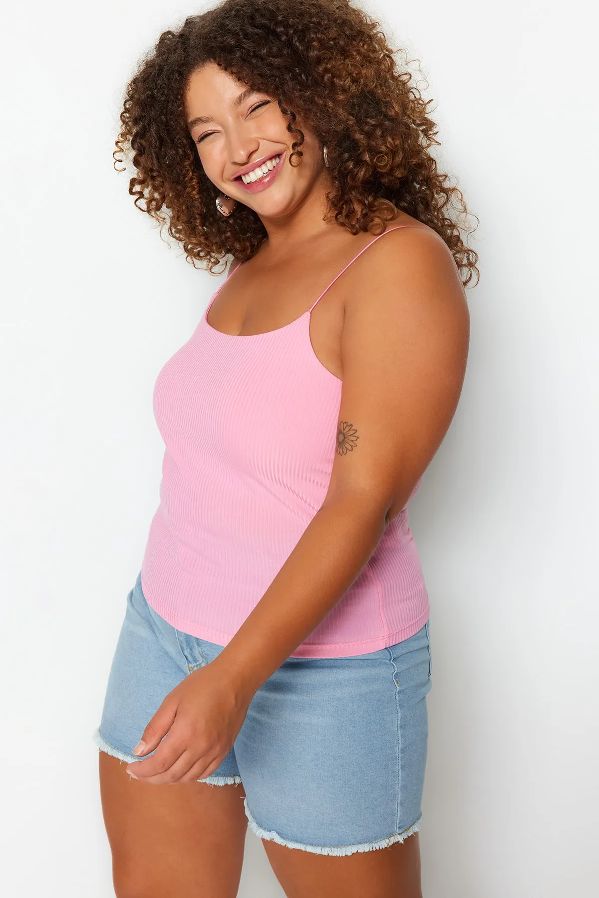Trendyol Curve  Rosa gestrickte Bluse mit Trägern und kurzen Ärmeln TBSSS23AF00013