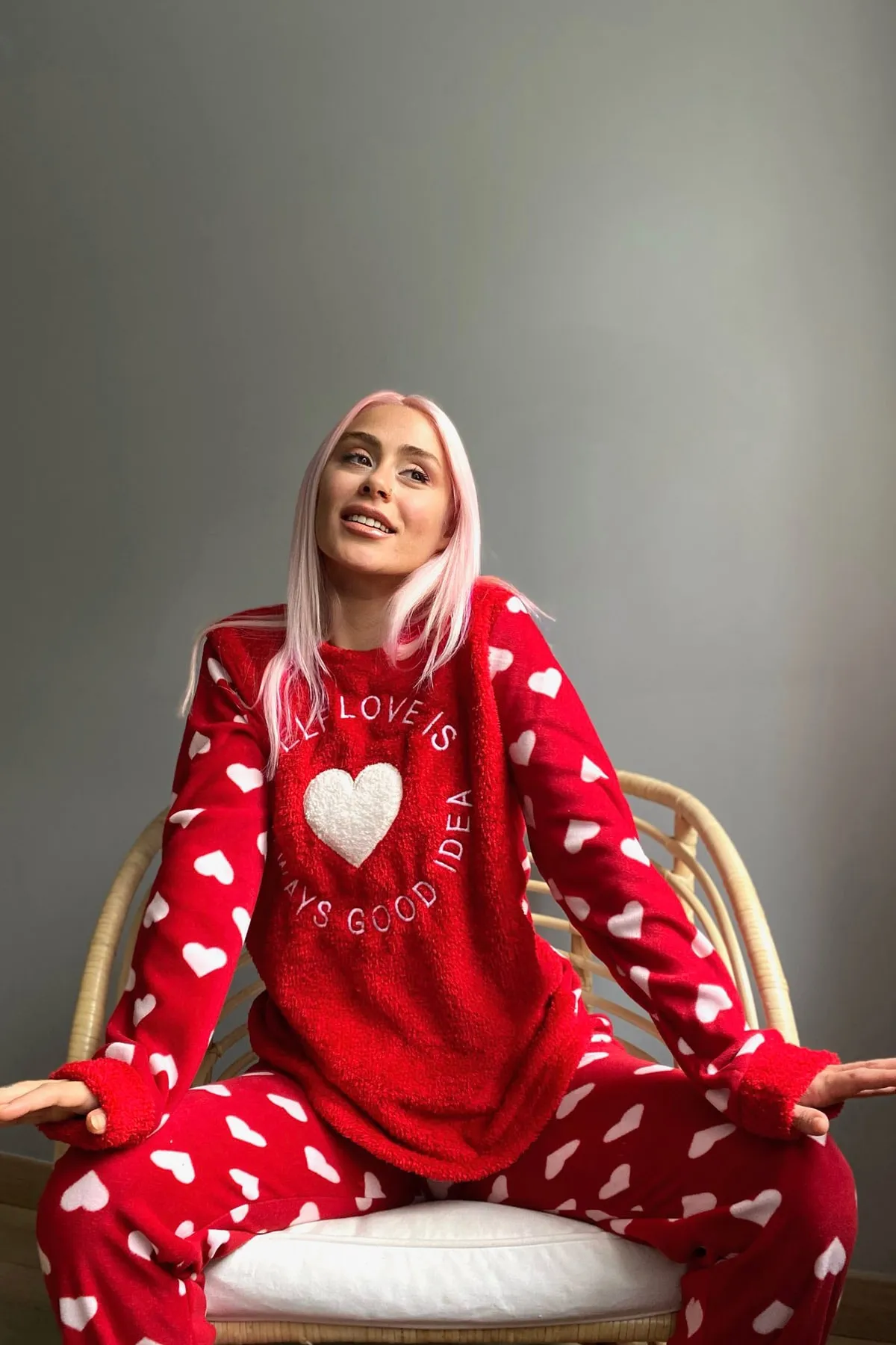 Pijamaevi  Rotes, gemustertes Plüsch-Pyjama-Set für Damen mit Selbstliebe-Motiv