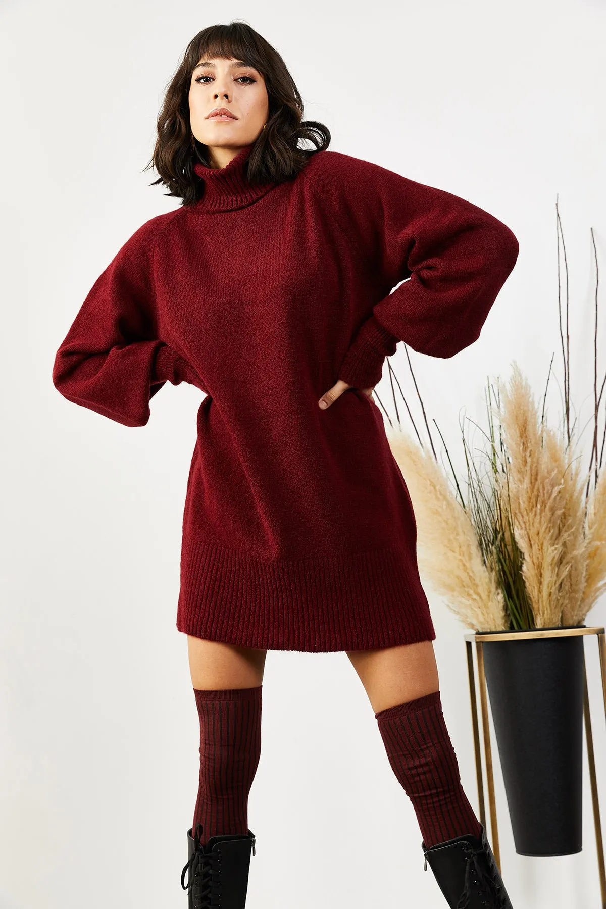 Olalook  Burgunderfarbenes, lockeres Strickkleid mit Rollkragen und Ballonärmeln für Damen ELB-19000867