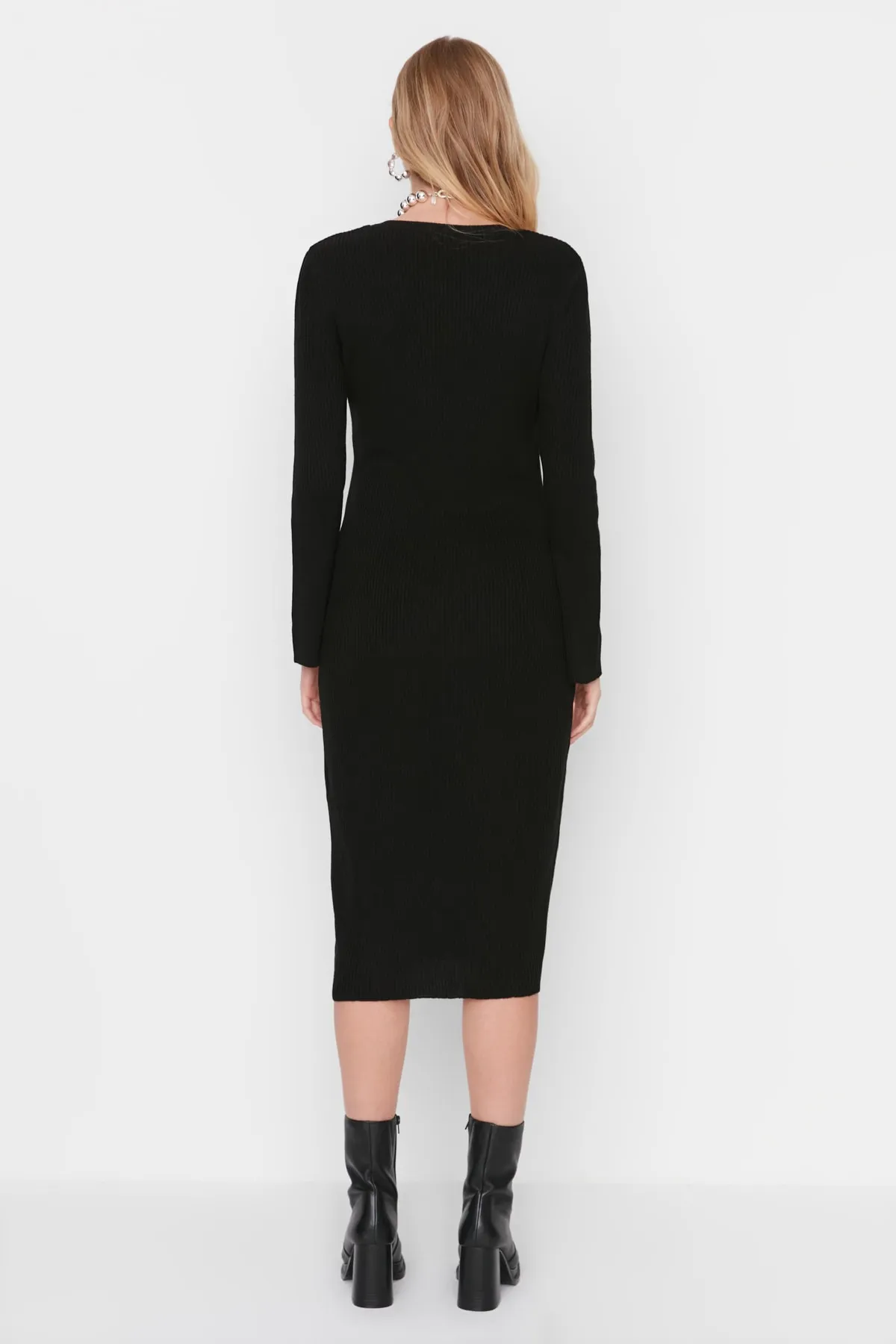 Trendyol Collection  Schwarzes, detailliertes Strickkleid mit Schlitz TWOAW23AU00187