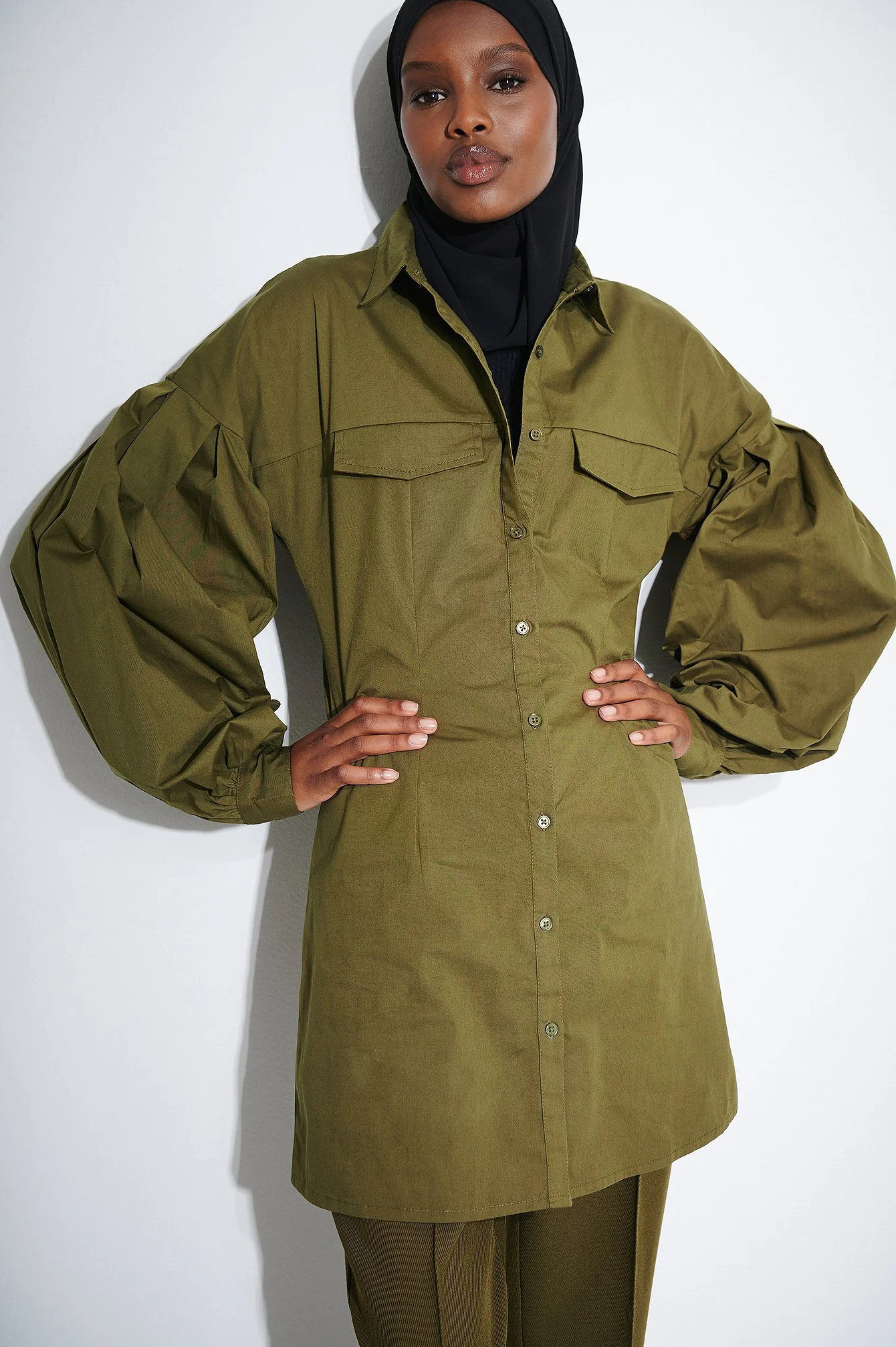 Kleid mit weiten Ärmeln und markanter Taille