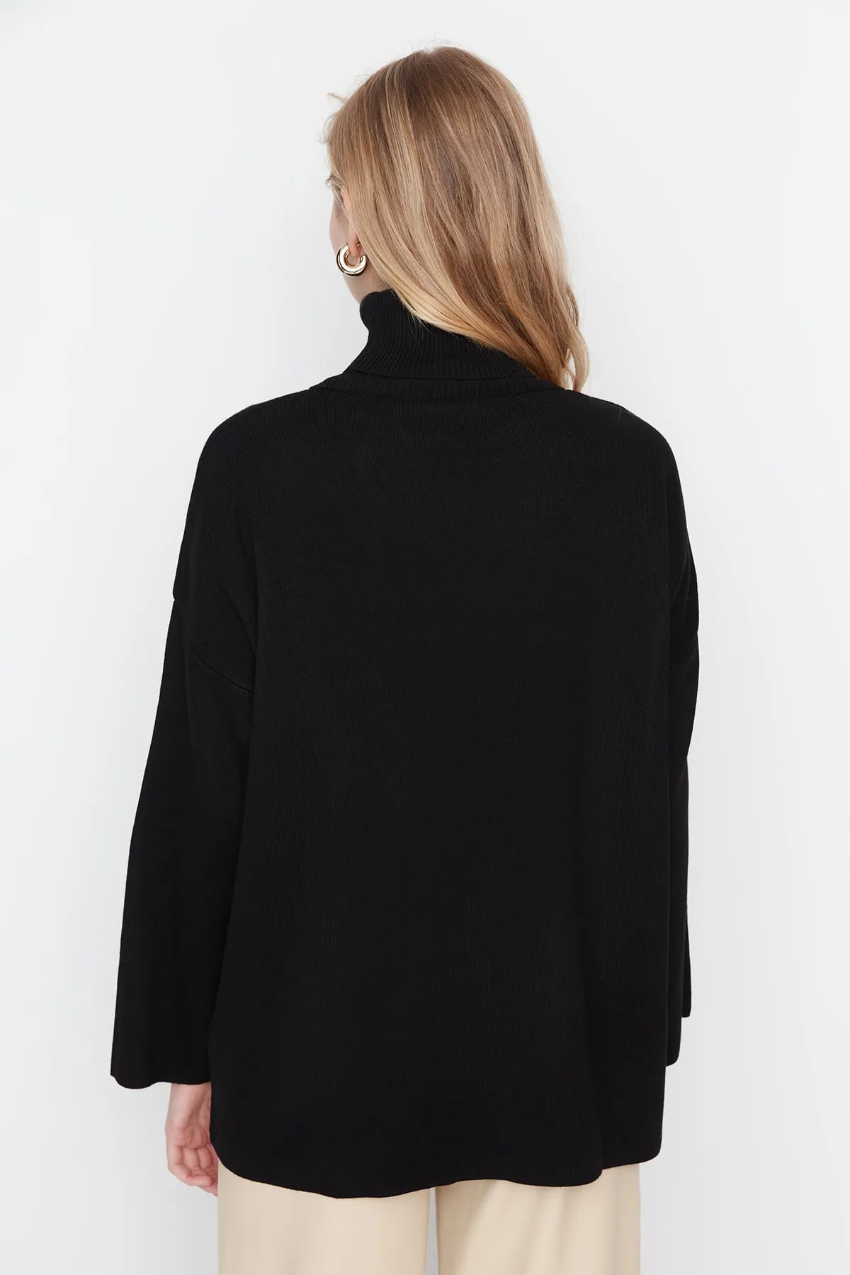 Trendyol Collection  Schwarzer Basic-Strickpullover mit weiter Passform TWOAW23KZ00206