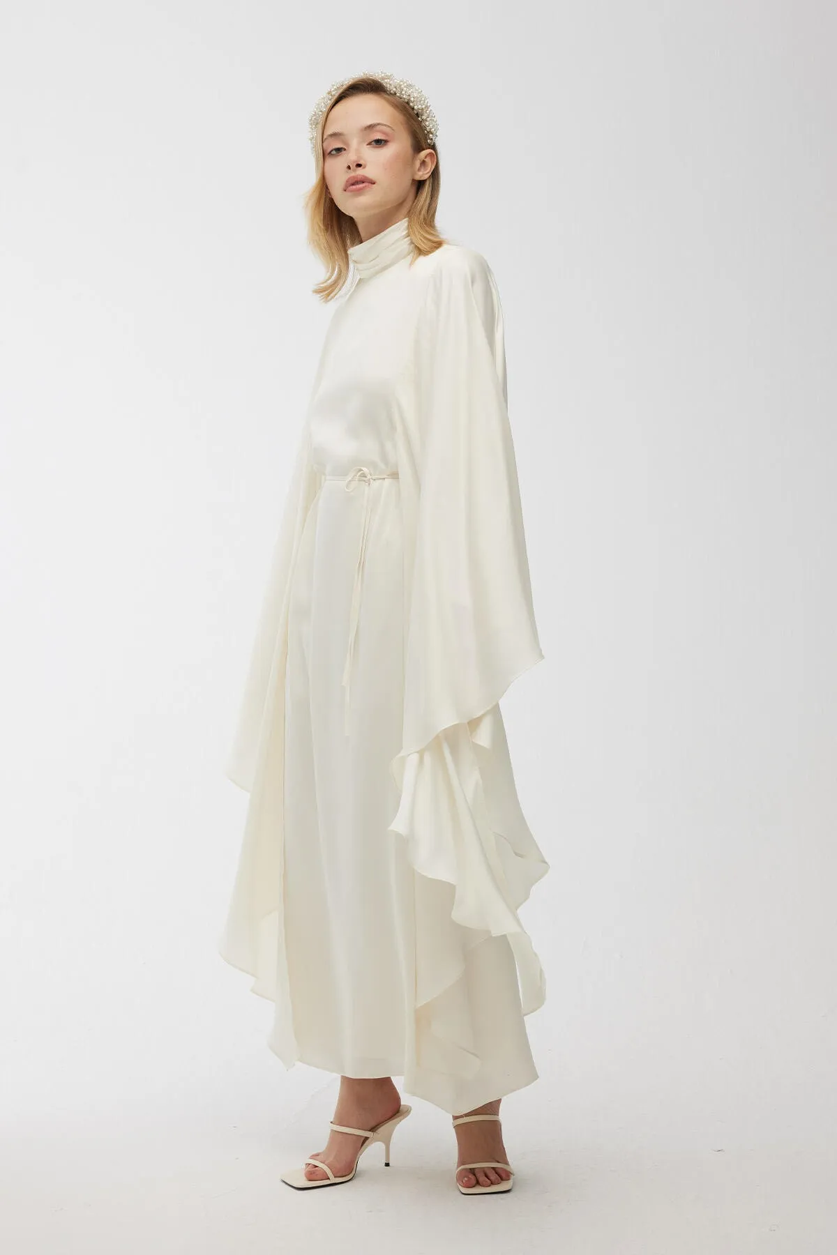 Manuka  Satin-Cape-Abendkleid Ecru