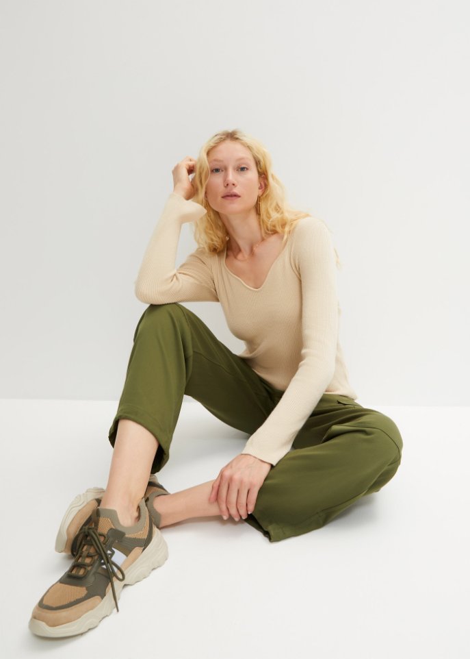 Pullover mit Herzauschnitt