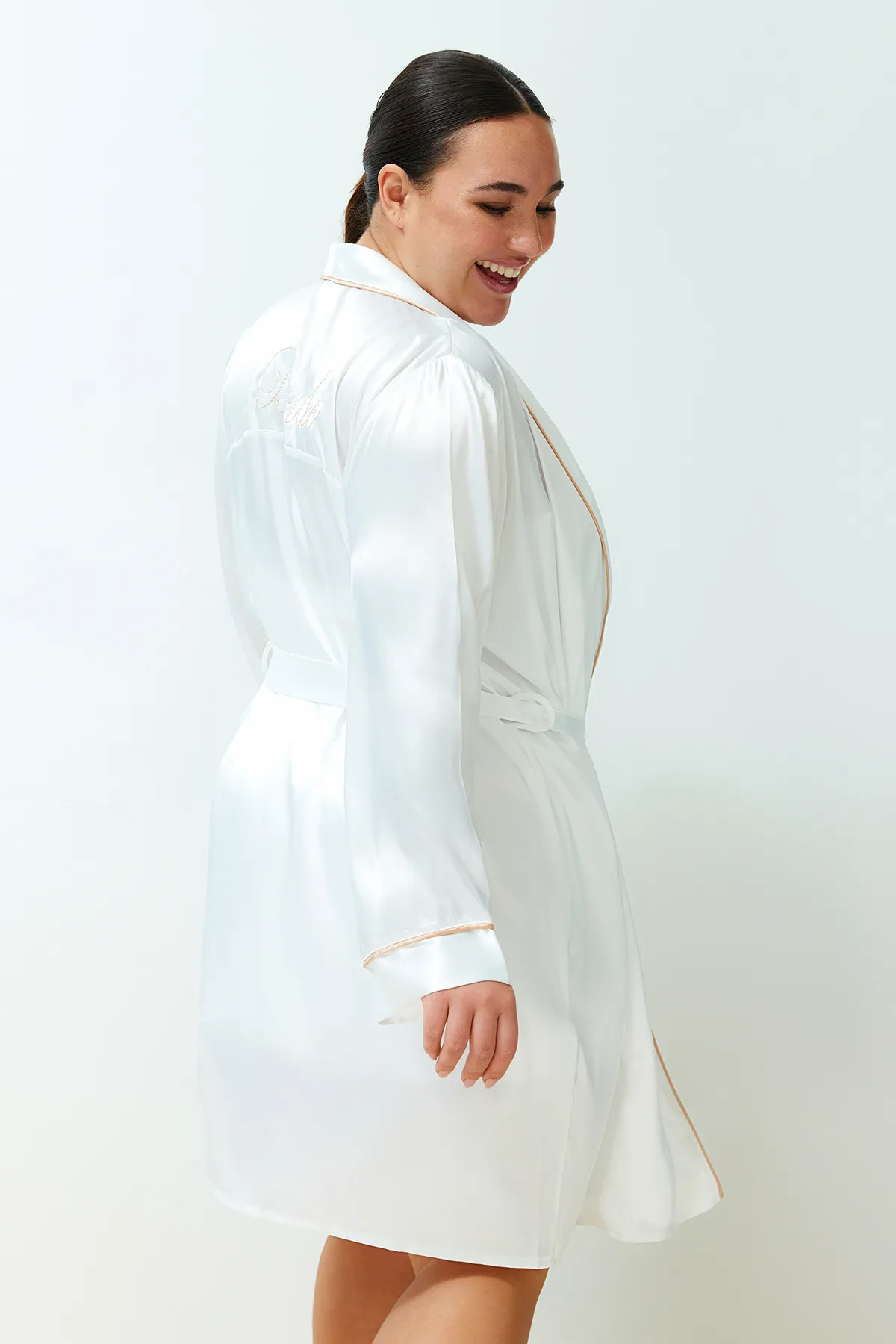 Trendyol Curve  Weißer, gewebter Brautkleid aus Satin mit Gürtel TBBSS24SB00001